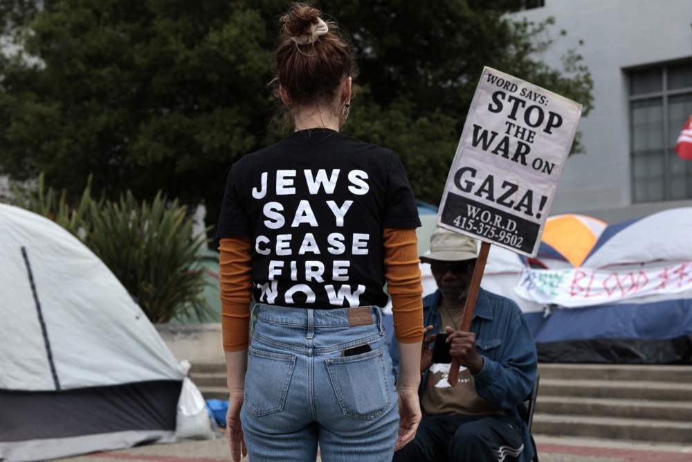 طالبة يهودية تتظاهر دعمًا لفلسطين في جامعة كاليفورنيا بيركلي