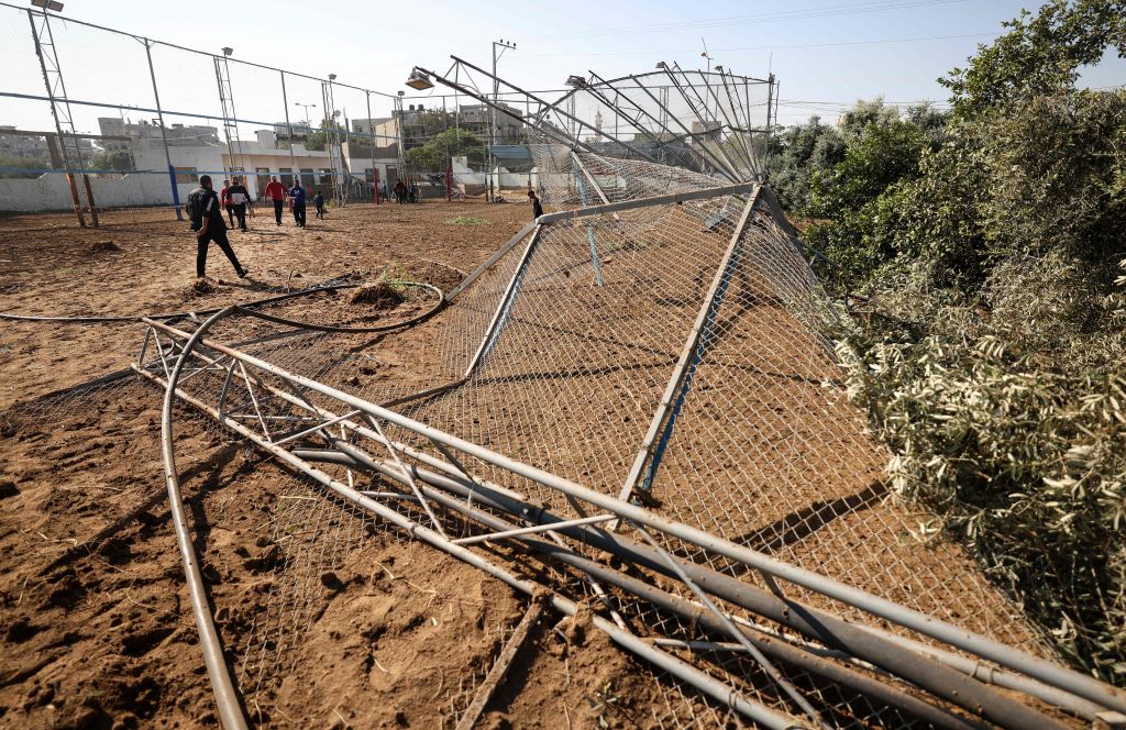 قصف ملعب المعمورة في مخيم المغازي وسط قطاع غزة