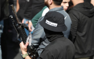 أحد مسلحي عرين الأسود في نابلس أثناء تشييع الشهيد وديع الحوح -  Issam Rimawi/Getty