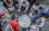 غزيّون ينتظرون وجبة الإفطار خلال شهر رمضان - getty images
