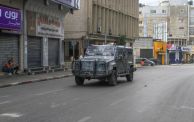 صورة أرشيفية: آلية عسكرية فلسطينية في نابلس خلال مواجهات مع محتجين على اعتقال مصعب اشتية