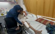 صائب أبو مهادي (11 عامًا)، صبي فلسطيني أصيب أثناء لعب كرة القدم مع أصدقائه خلال الهجمات الإسرائيلية على مخيم النصيرات للاجئين في غزة وبترت إحدى ساقيه،
