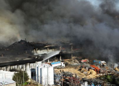 حريق مصنع رويال في الخليل