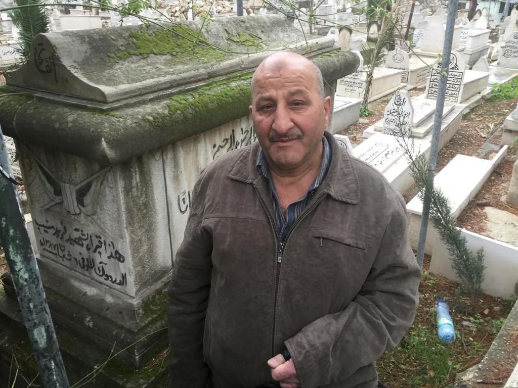 مصطفى الأسمر، عند قبر الشهيد فريد الدردوك، الذي سُميّ باسمه حركيًا