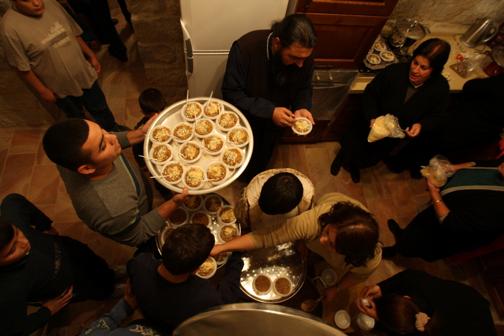تقديم أكلة البربارة، في عيد القدّيسة، خلال المهرجان السنوي في قرية عابود، غرب رام الله/ تصوير: عباس مومني (getty) 