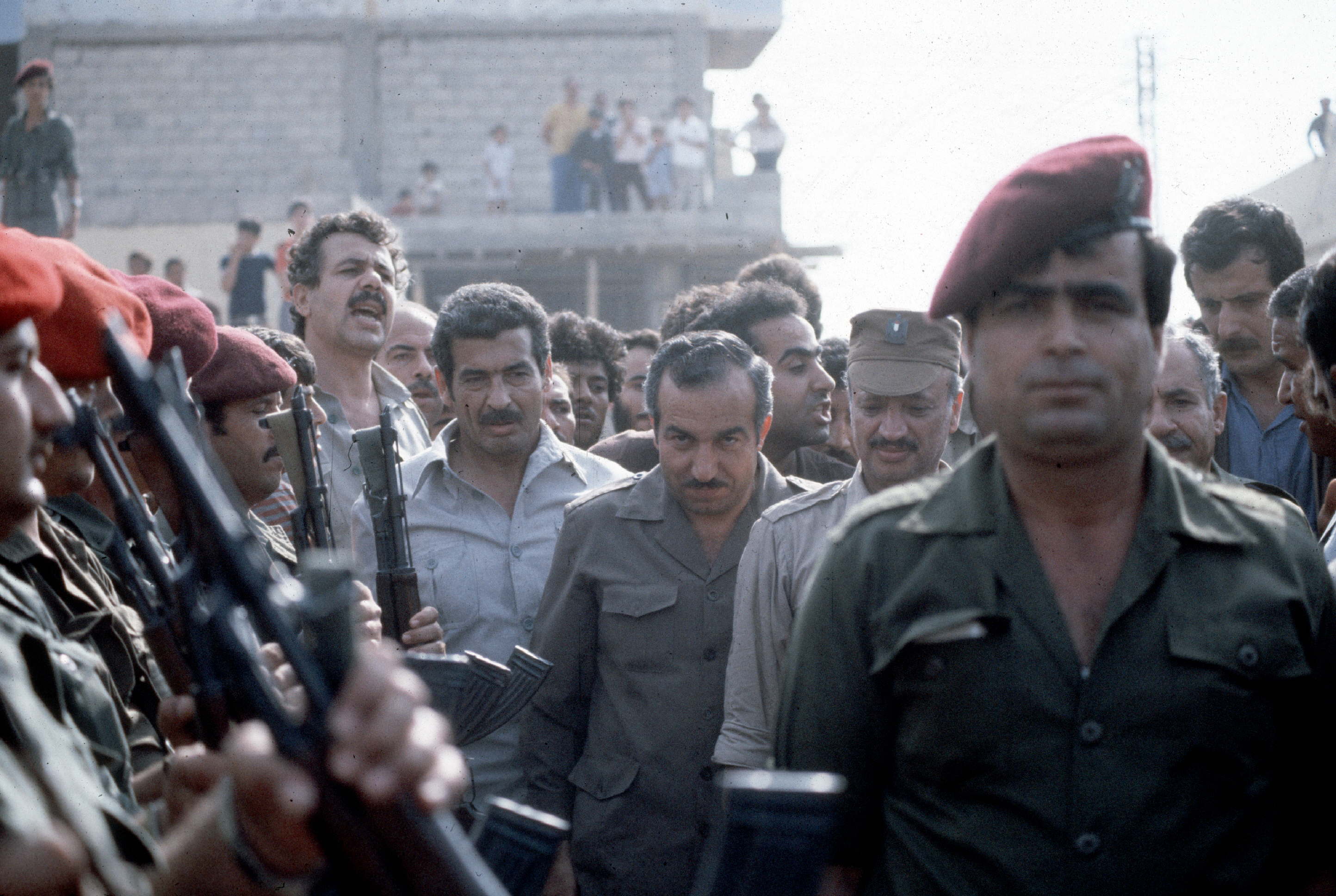 أبو جهاد (وسط الصورة) بين حشد من المقاتلين في طرابلس بلبنان 1983 | Francoise De Mulder/ Getty Images