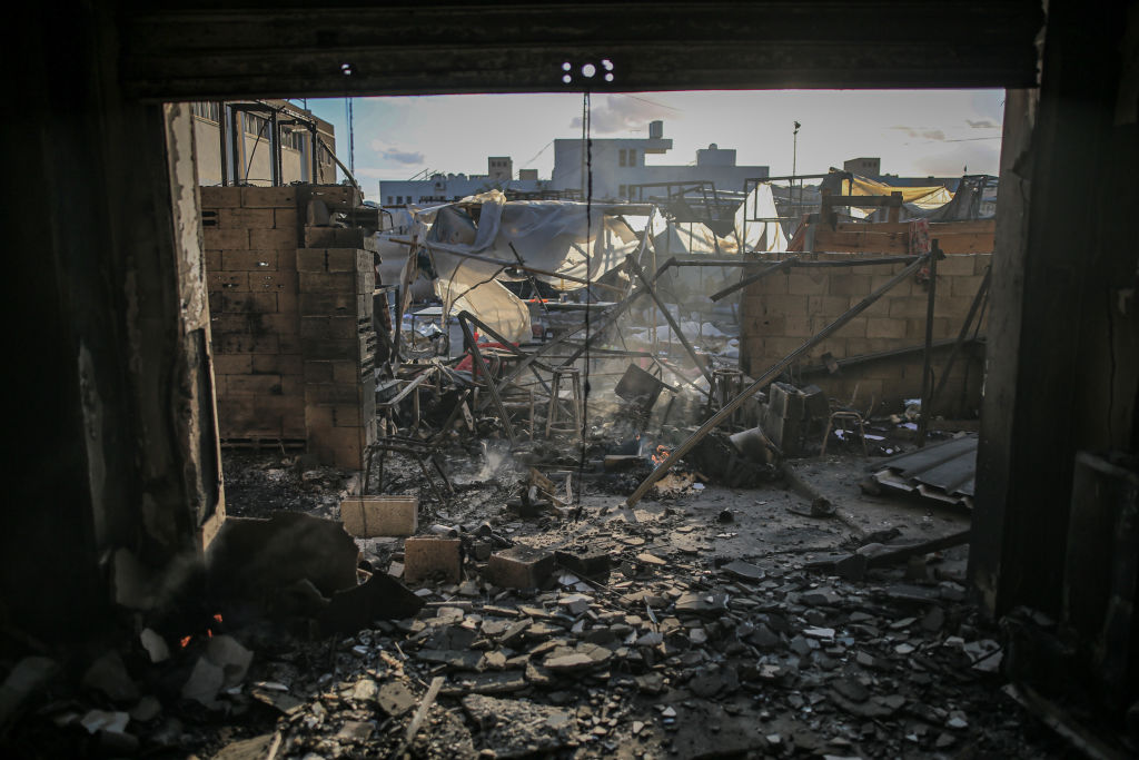 منظر لمبنى المقر الرئيسي لوكالة الأمم المتحدة لإغاثة وتشغيل اللاجئين الفلسطينيين (الأونروا) المتضرر بعد نيران الدبابات الإسرائيلية في خان يونس، غزة في 26 يناير/كانون الثاني 2024.