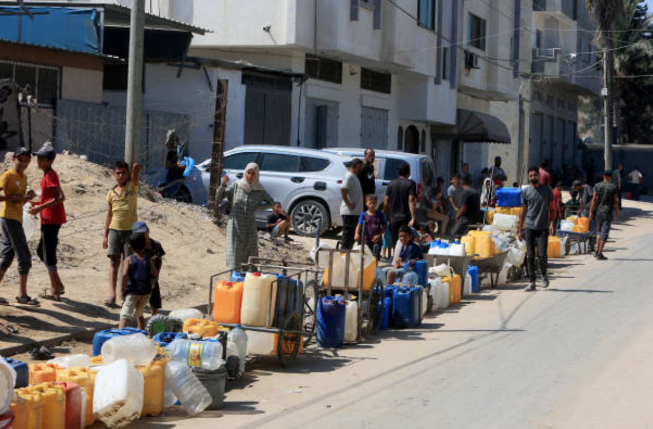 المياه شحيحة في غزة بسبب التدمير الإسرائيلي، الآلاف ينتظمون في طوابير للحصول على ماء