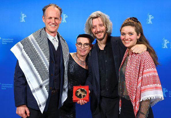 المخرج الأمريكي بن راسل (يسار) مع مخرجين آخرين بعد تسلم جائزتهم عن فيلمهم في مهرجان برلين 