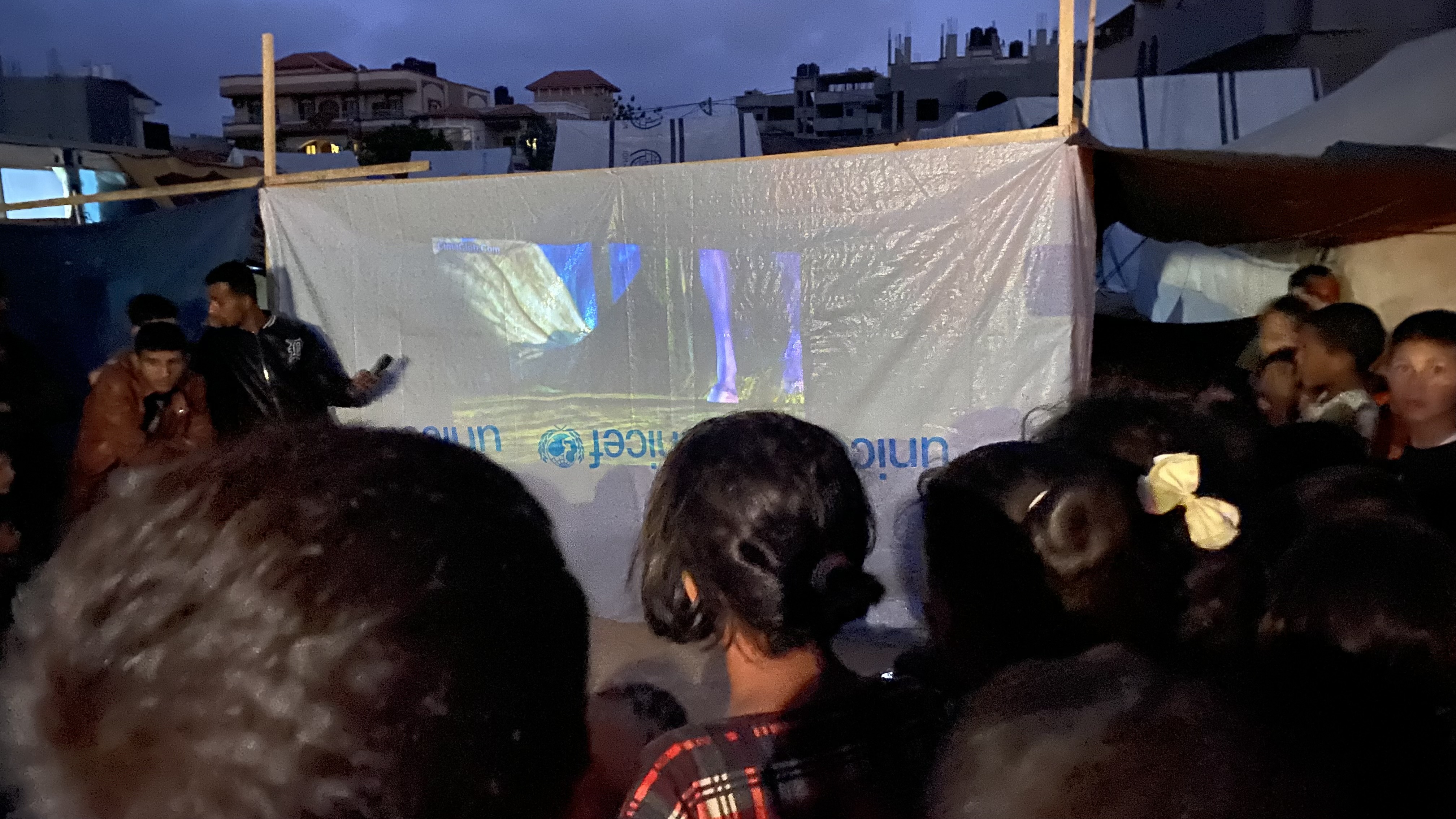 تحول جدار خيمة إلى شاشة عرض في مخيم القدس للنازحين برفح| أحلام حماد-الترا فلسطين