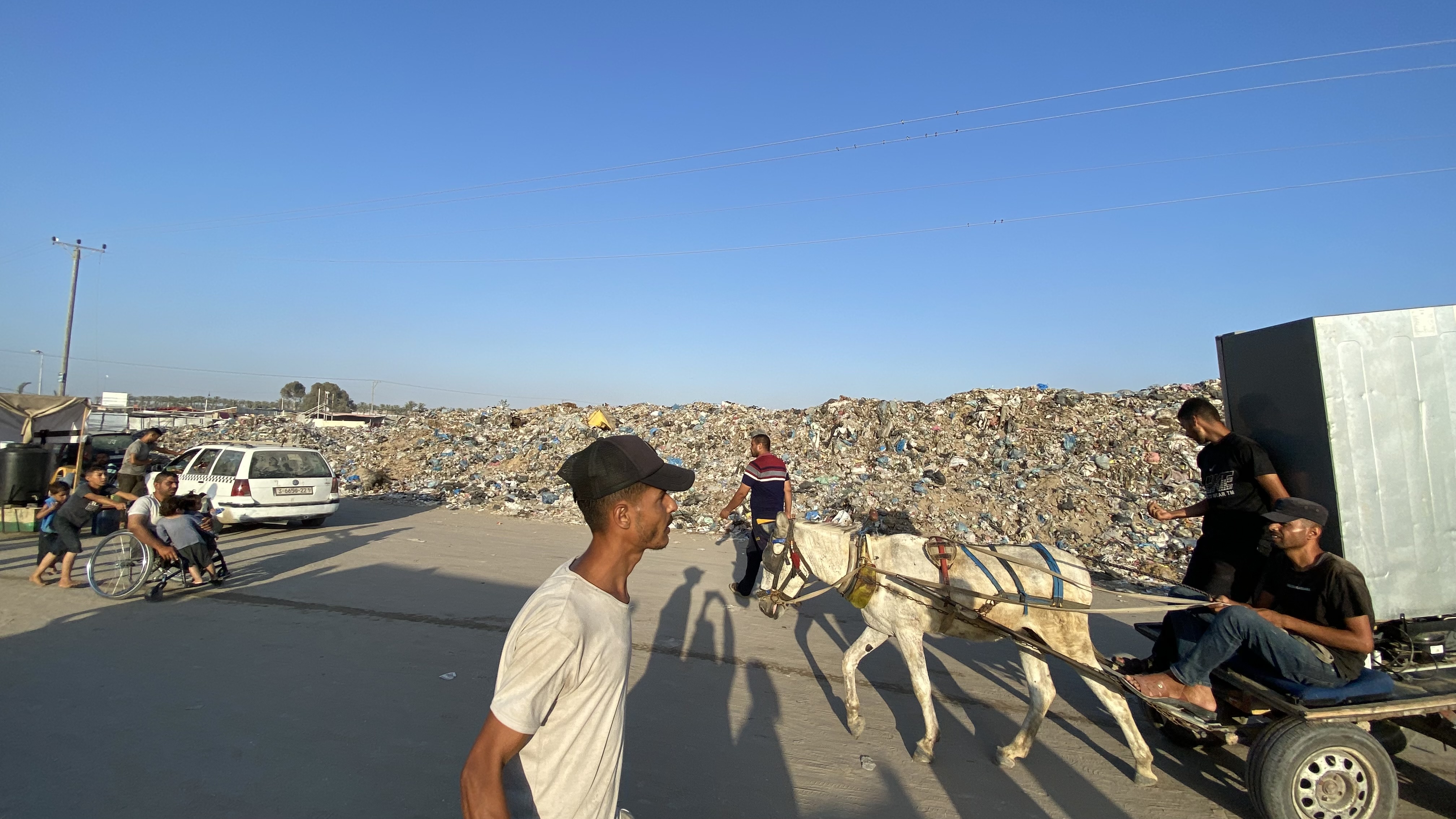 تذمر في أوساط النازحين في مواصي خان يونس جراء انتشار اطنان من النفايات-أحلام حماد-الترا فلسطين