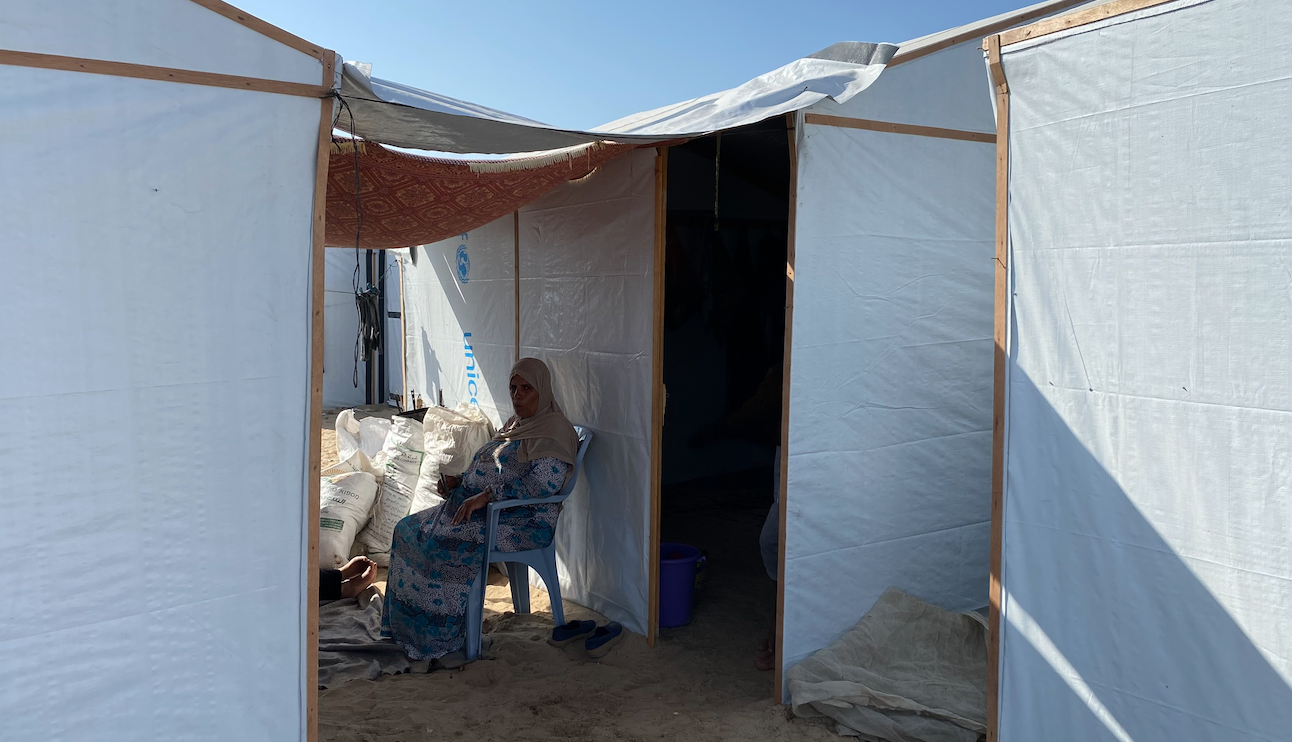 تقيم سلوى أبو مصطفى وأطفالها في مخيم من الخيام لذوي شهداء الحرب على غزة