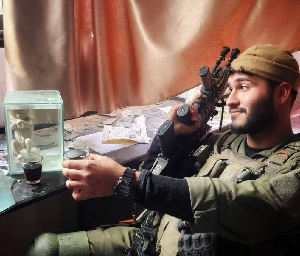 جندي إسرائيلي ينشر صورته مع جنين فلسطيني محفوظ في الفورمالين في غزة  الصورة التقطت في كلية الطب في الجامعة الإسلامية