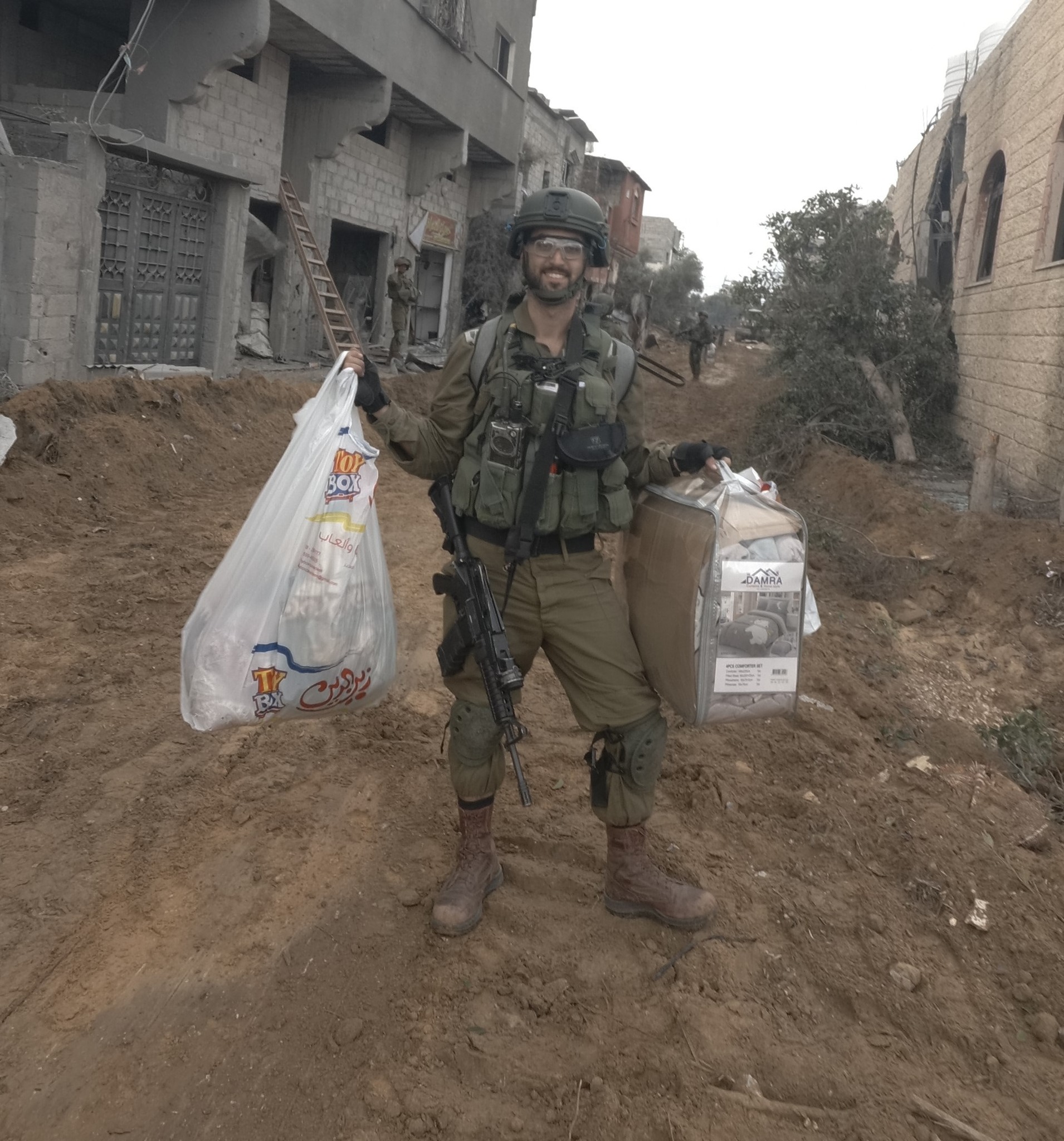 جندي يتفاخر بسرقة محتويات منزل فلسطيني