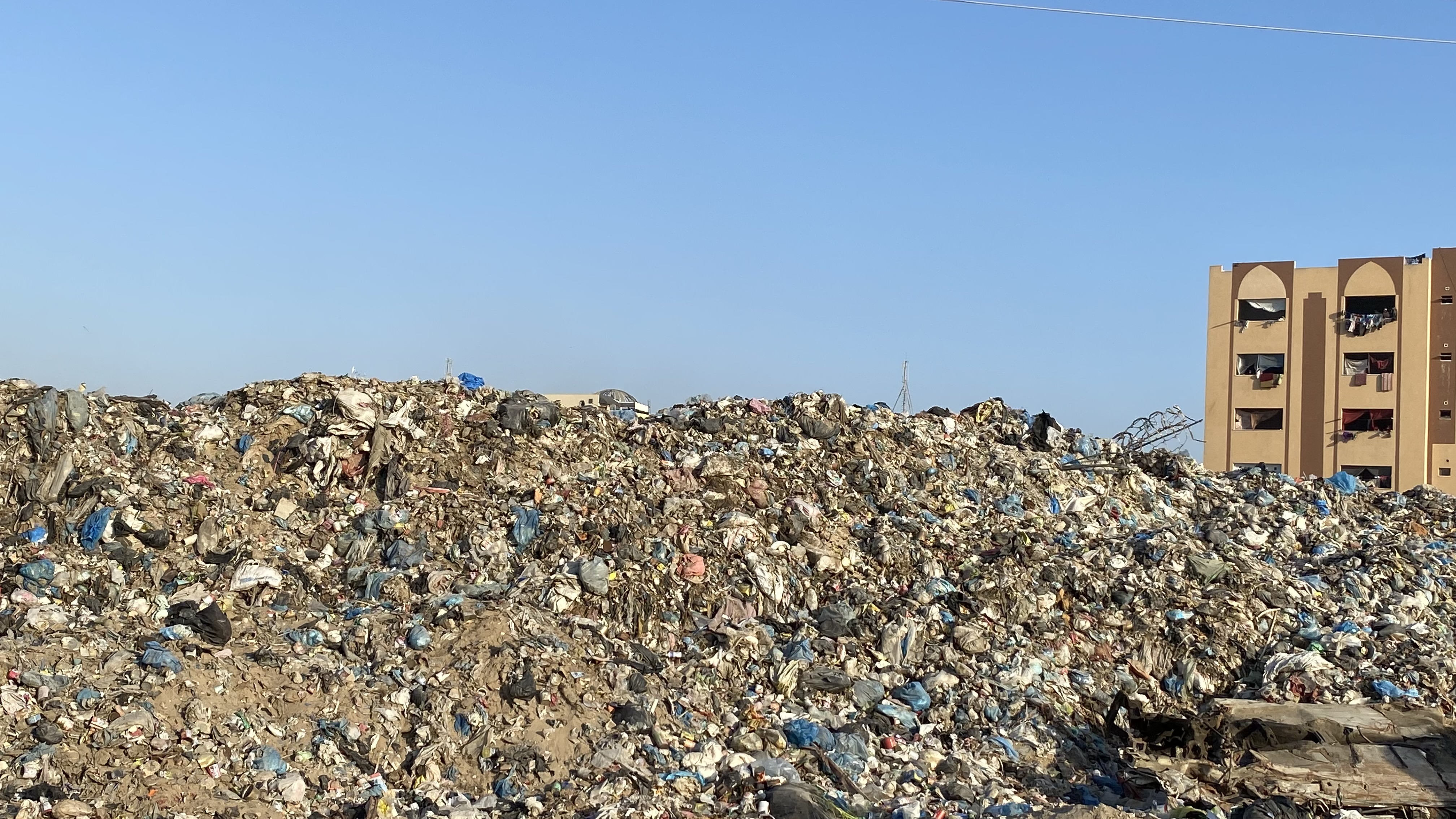 روائح كريهة وحشرات تنتشر في أوساط النازحين بسبب آلاف أطنان من النفايات الصلبة-أحلام حماد-الترا فلسطين