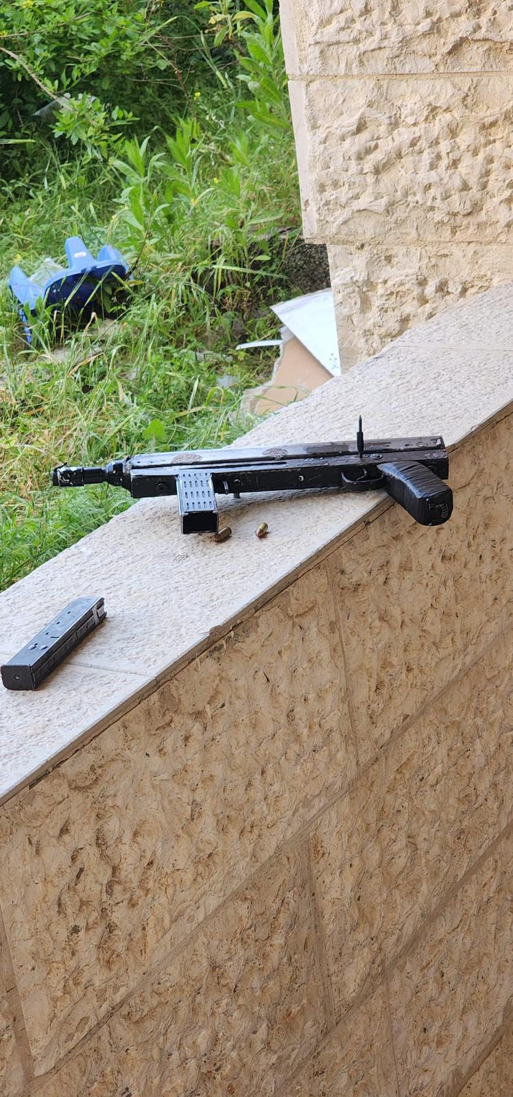 سلاح كارلو محلي الصنع عُثر عليه في مكان قريب من مكان الدهس