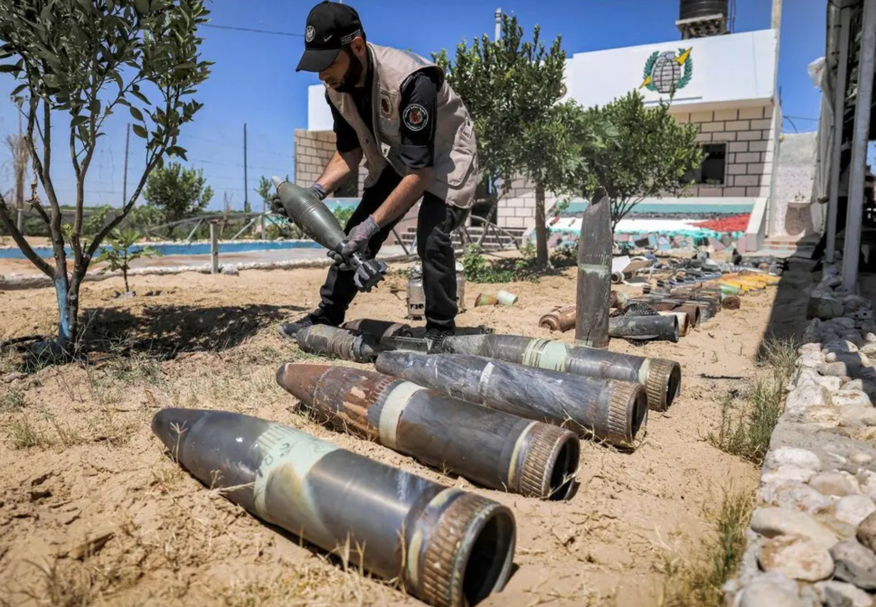 عناصر في وزارة الداخلية بغزة أثناء تفكيك صواريخ لم تنفجر