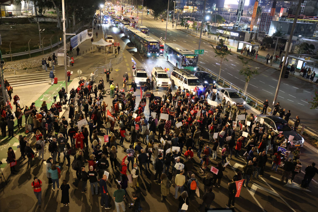 متظاهرون في تل أبيب يقطعون الطريق المؤدي لمقر وزارة الجيش للمطالبة بصفقة تبادل