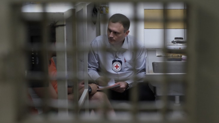 ممثل الصليب الأحمر أثناء زيارته أسرى في سجون الاحتلال - أرشيف 