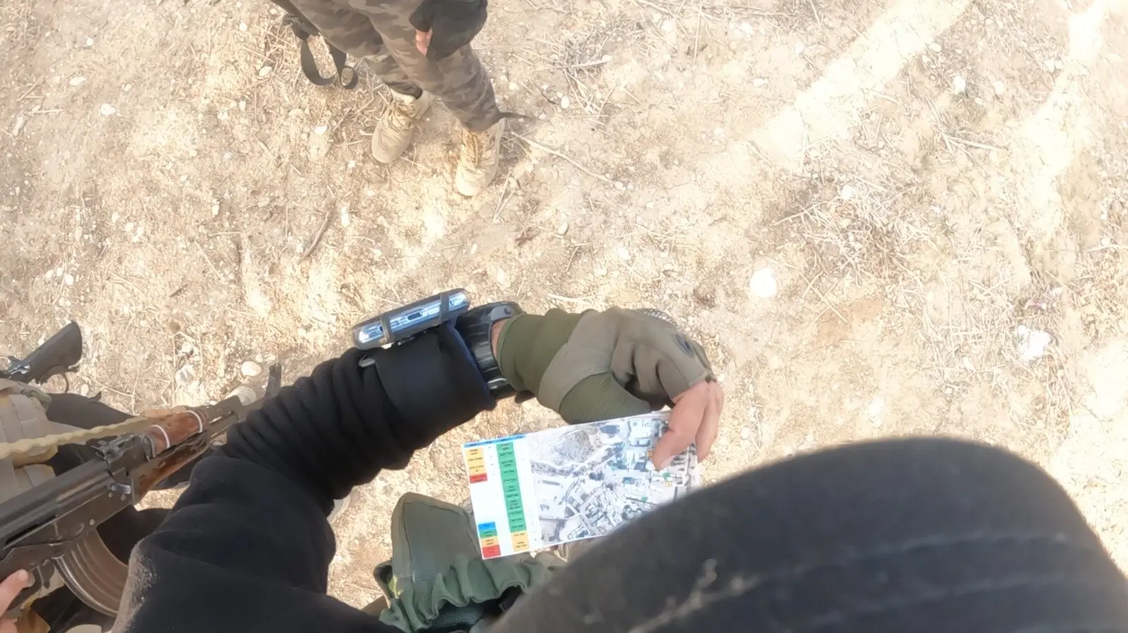 صورة مأخوذة من مقاطع فيديو للقسام، تظهر استخدام خريطة مرمزة لقاعدة مخابرات الاحتلال.