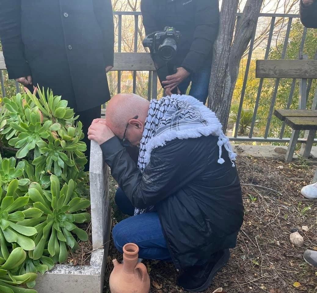 كريم يونس أمام قبر والدته 
