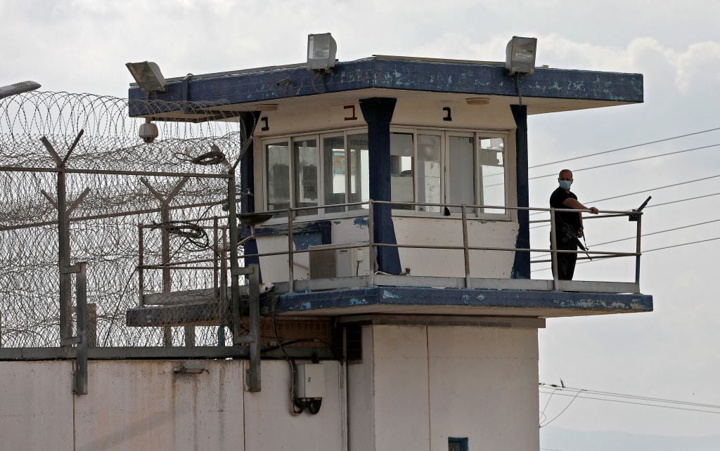 سجن جلبوع الذي يوصف بأنه الأكثر تحصينًا لدى الاحتلال