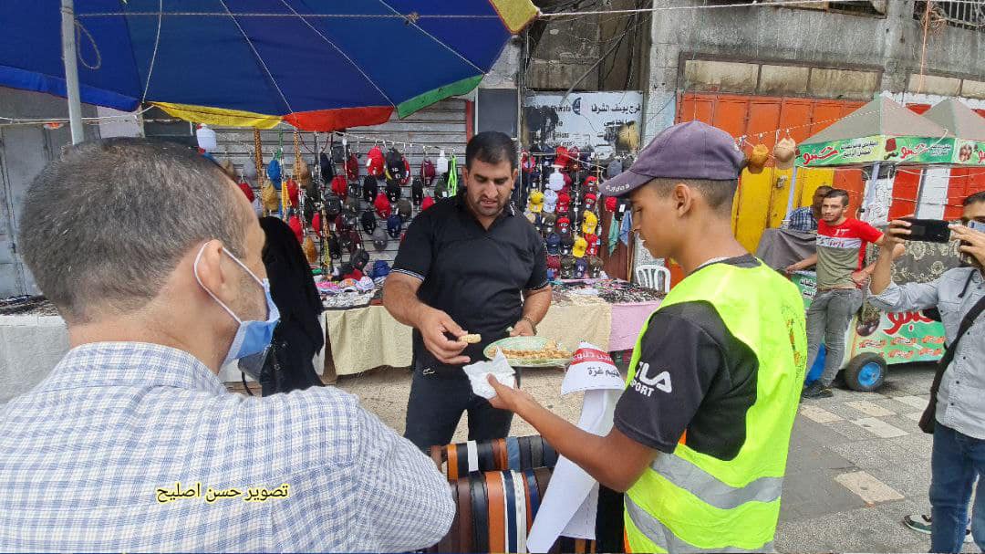 توزيع حلوى في غزة احتفالا بهروب أسرى جلبوع | تصوير حسن اصليح