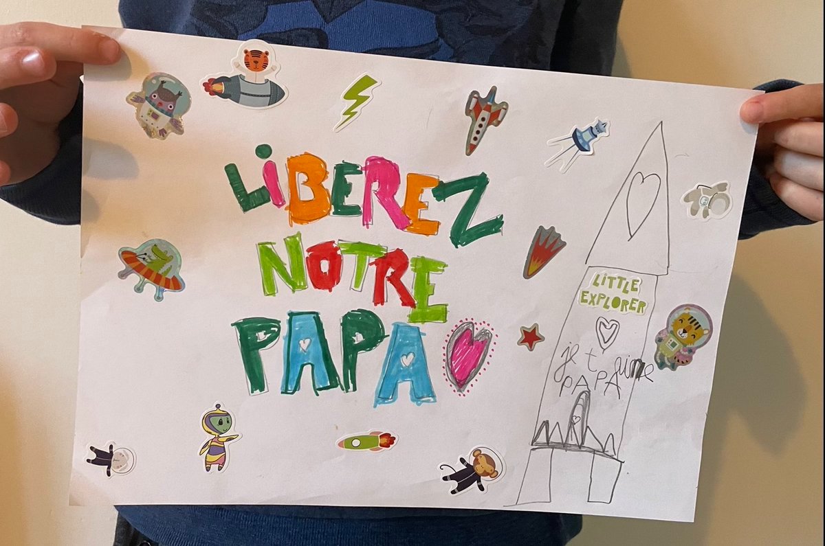 رسم لطفل صلاح الحموري (6 أعوام) والمقيم مع أمّه وأخته الصغيرة في فرنسا، كُتب عليه "أفرجوا عن والدنا.. أحبك أبي".