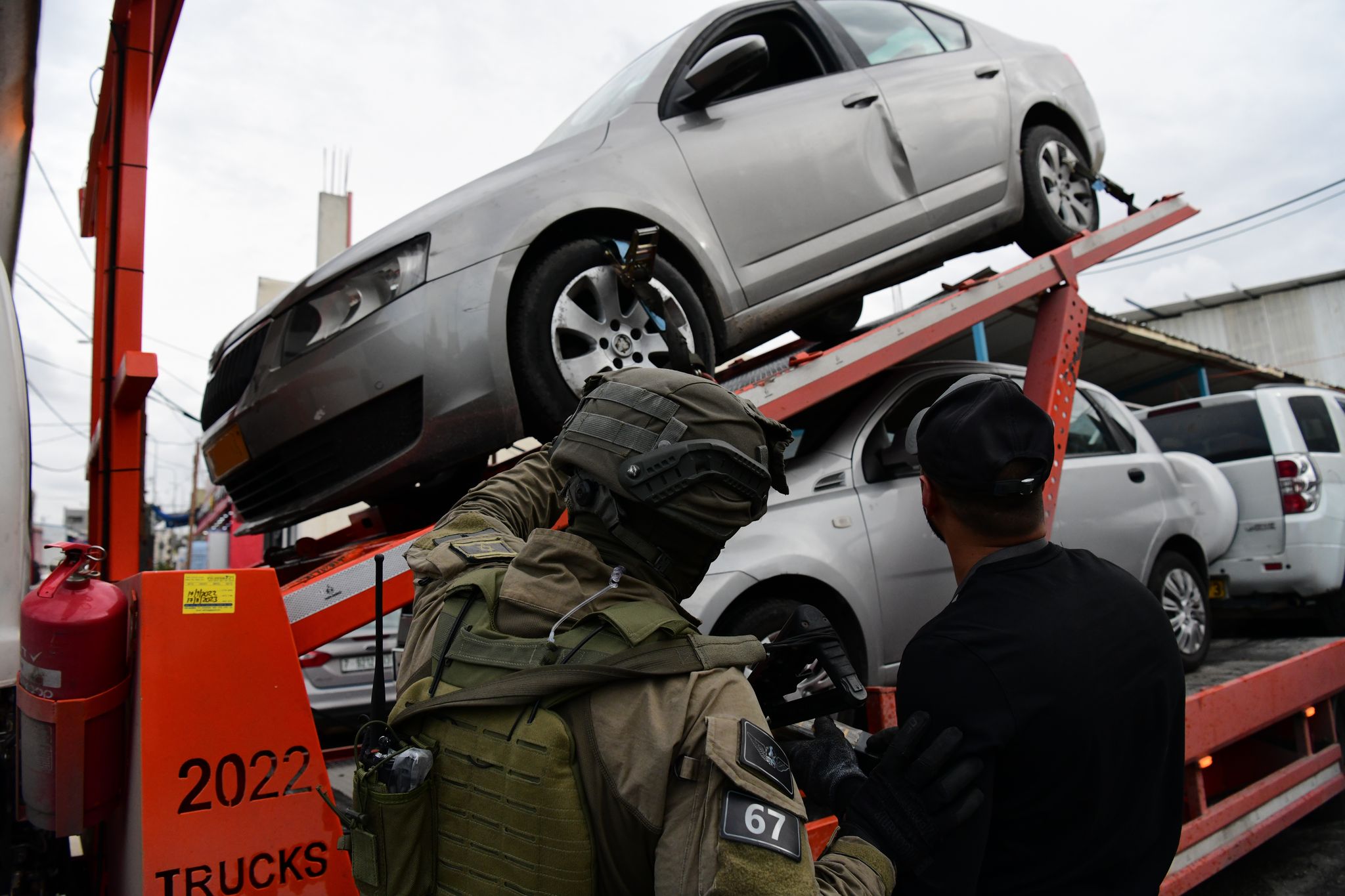 الشرطة الإسرائيلية تداهم ورشة لصيانة المركبات في قلقيلية