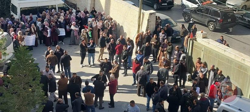 عشرات المعلمين احتشدوا اليوم أمام مديرية التربية والتعليم في بيت لحم 