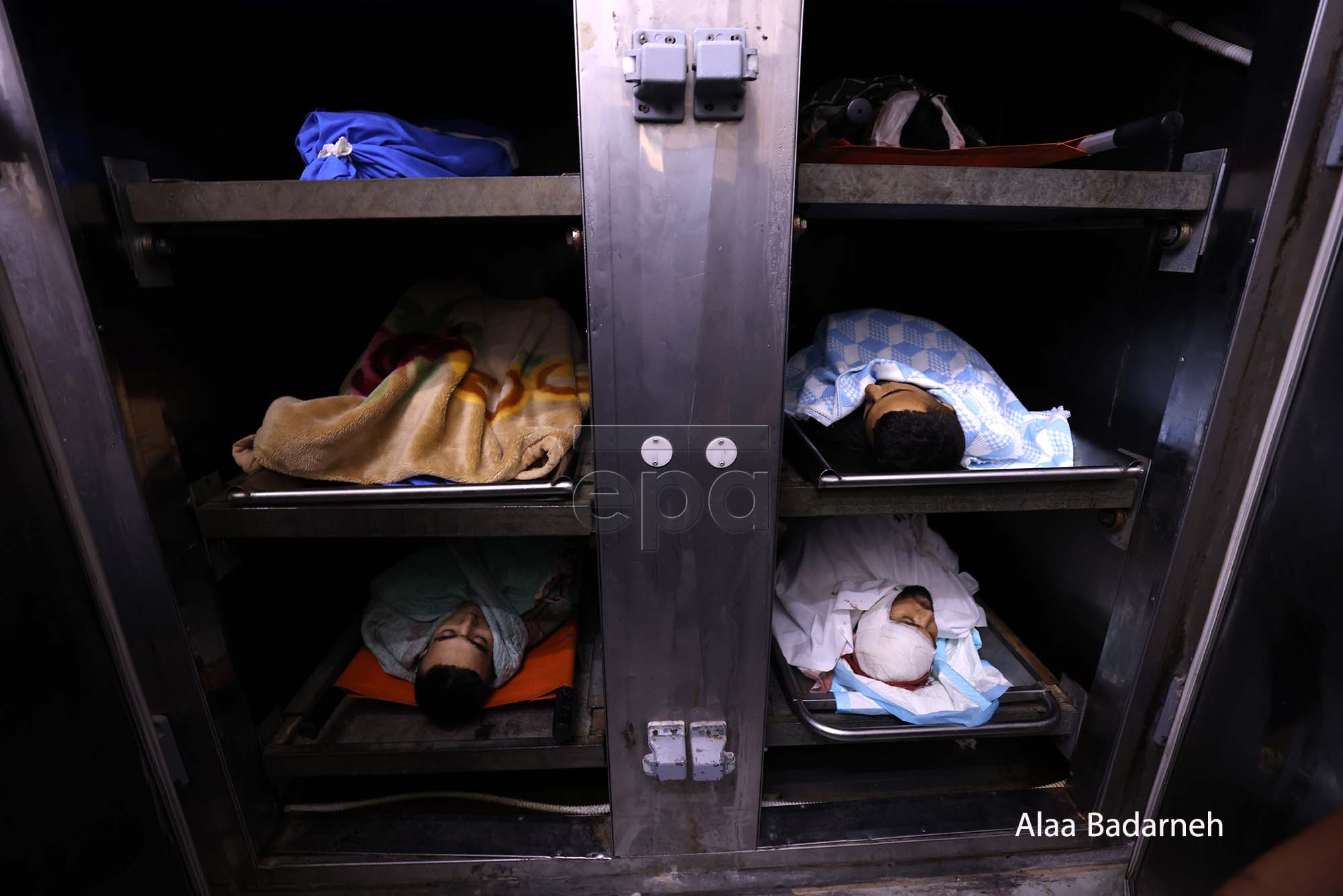 جثامين الشهداء داخل الثلاجة في مستشفى جنين الحكومي - صورة: علاء بدارنة