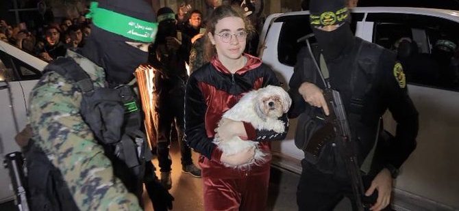 أسيرة إسرائيلية أفرجت عنها كتائب القسام وهي تحمل كلبها