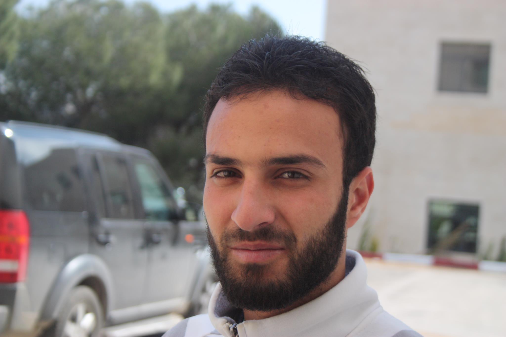 الشاب محمد عطا من مخيم الجلزون سقط عن الجدار وأصيب بكسور عديدة