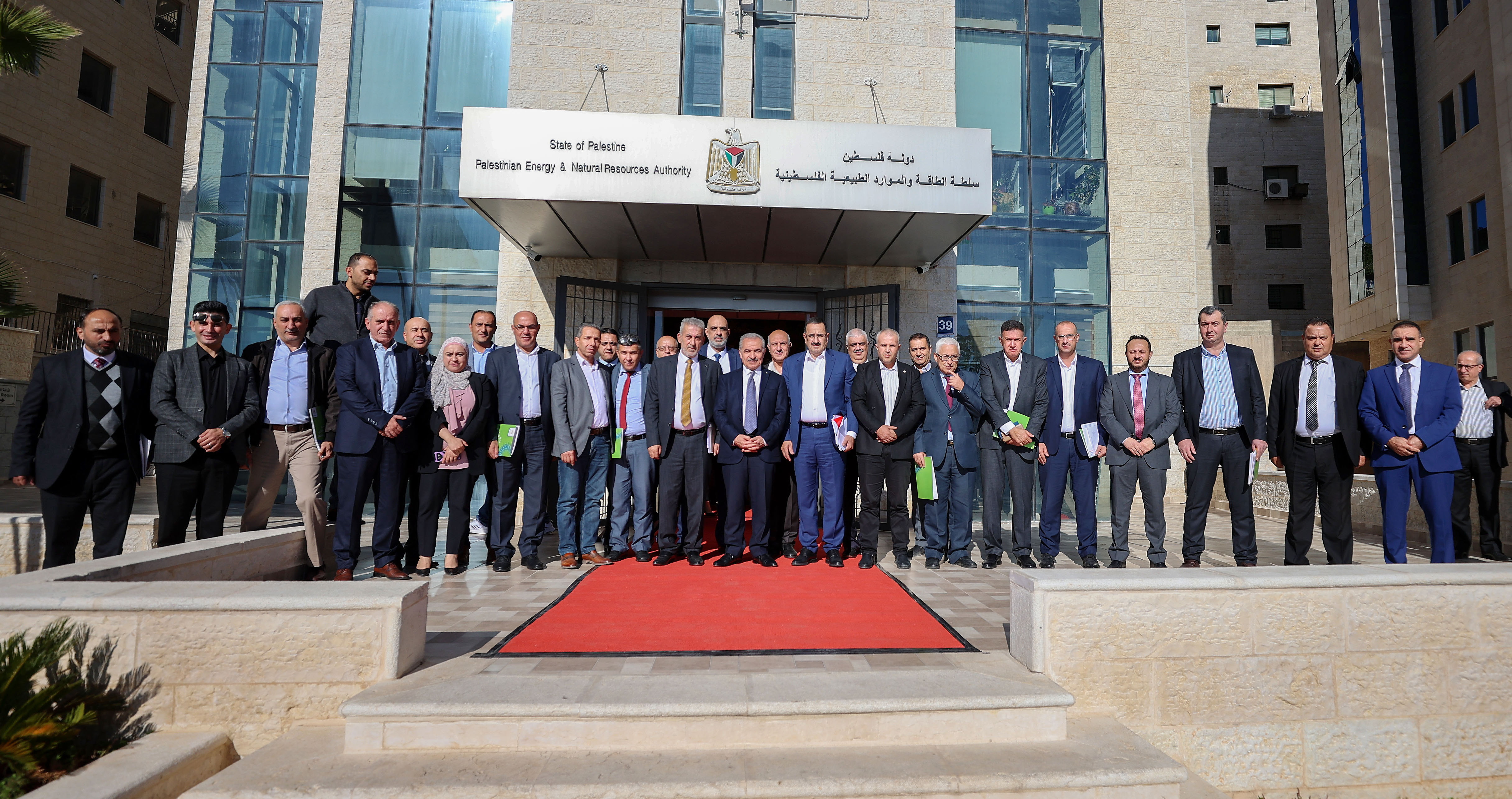 اجتماع برئاسة محمد اشية يوصي بتأسيس شركة كهرباء فلسطين