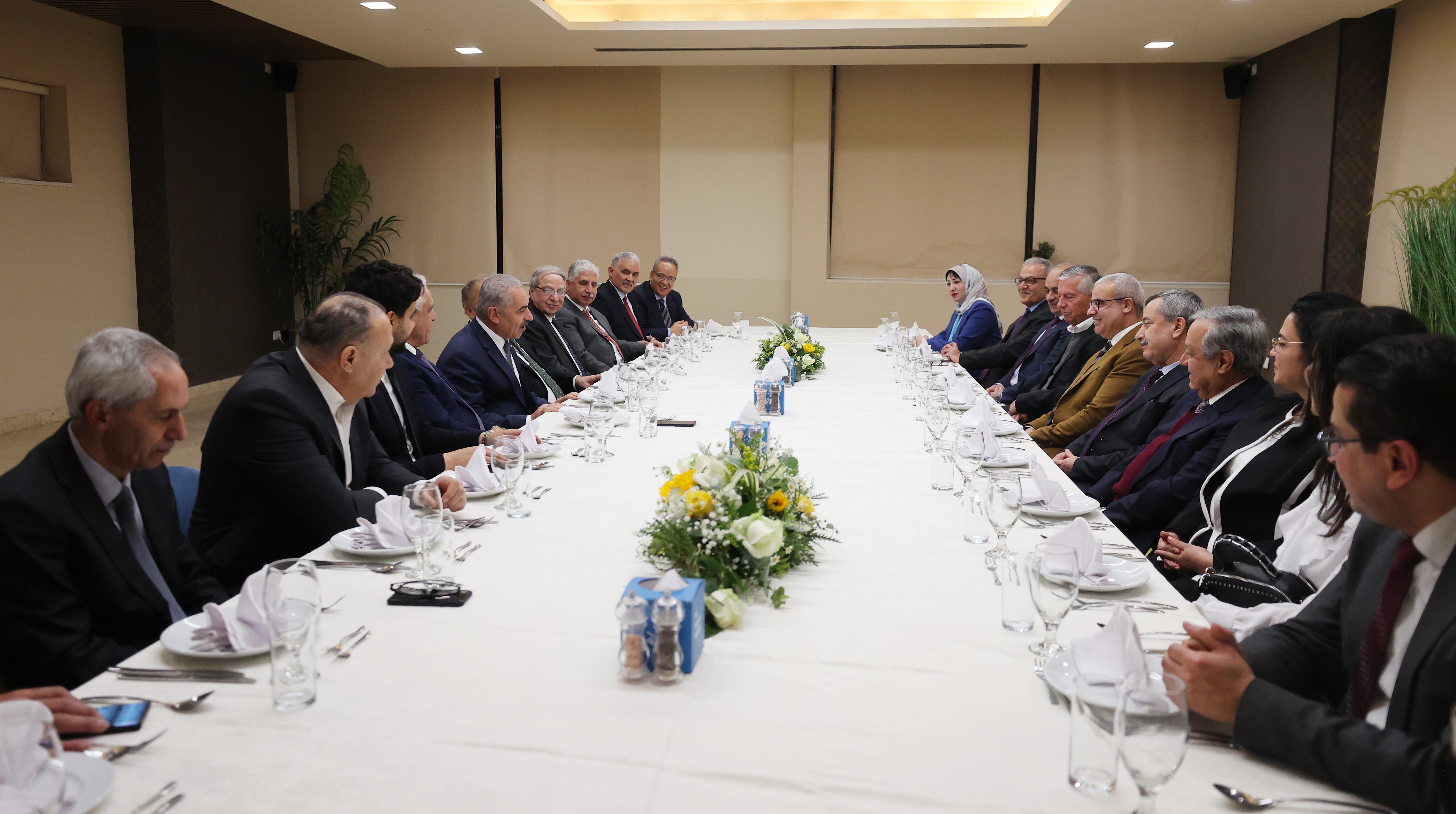 رجال أعمال من ليبيا في لقاء مع رئيس الوزراء محمد اشتية برام الله (تصوير: شاد حاتم)