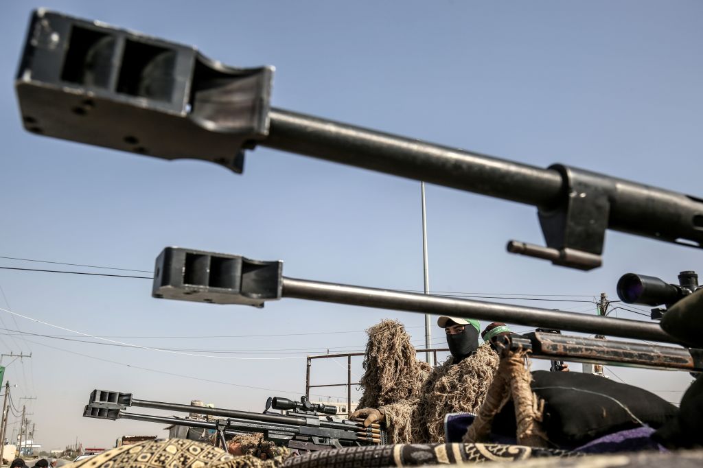 مقاتل من كتائب القسام يحمل بندقية طويلة المدى خلال عرض عسكري في خانيونس (2019) - SAID KHATIB/Getty Images