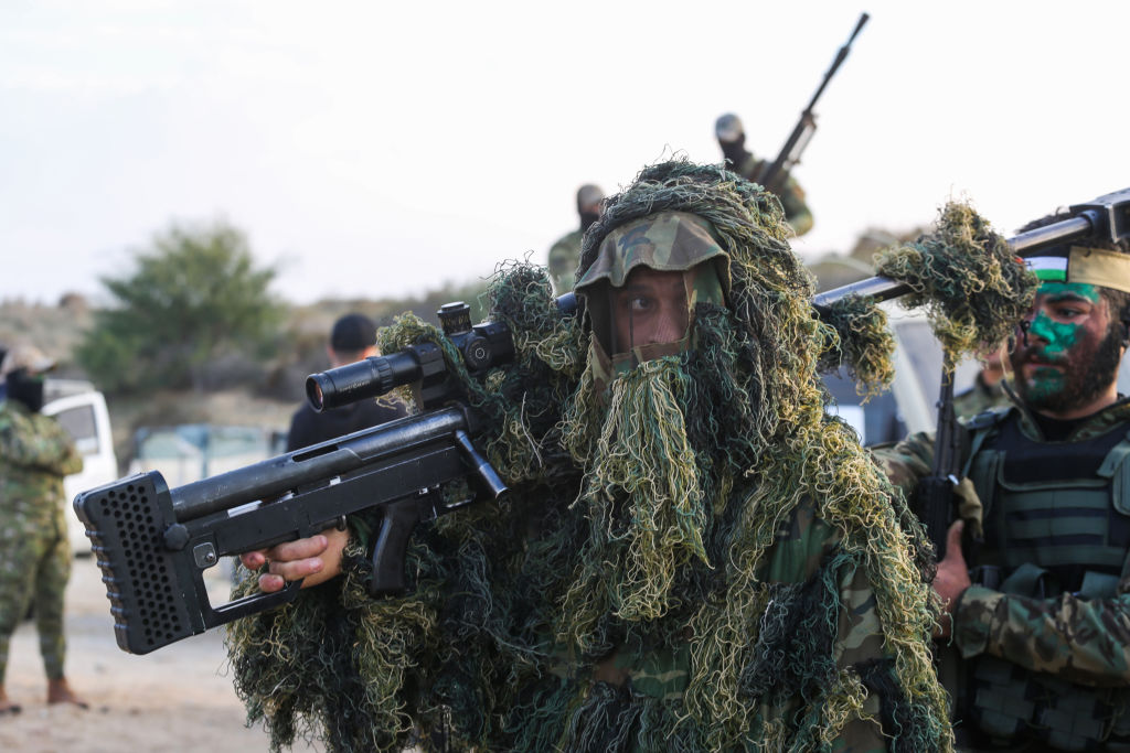 قنّاص من كتائب القسام يحمل بندقية غول - getty 