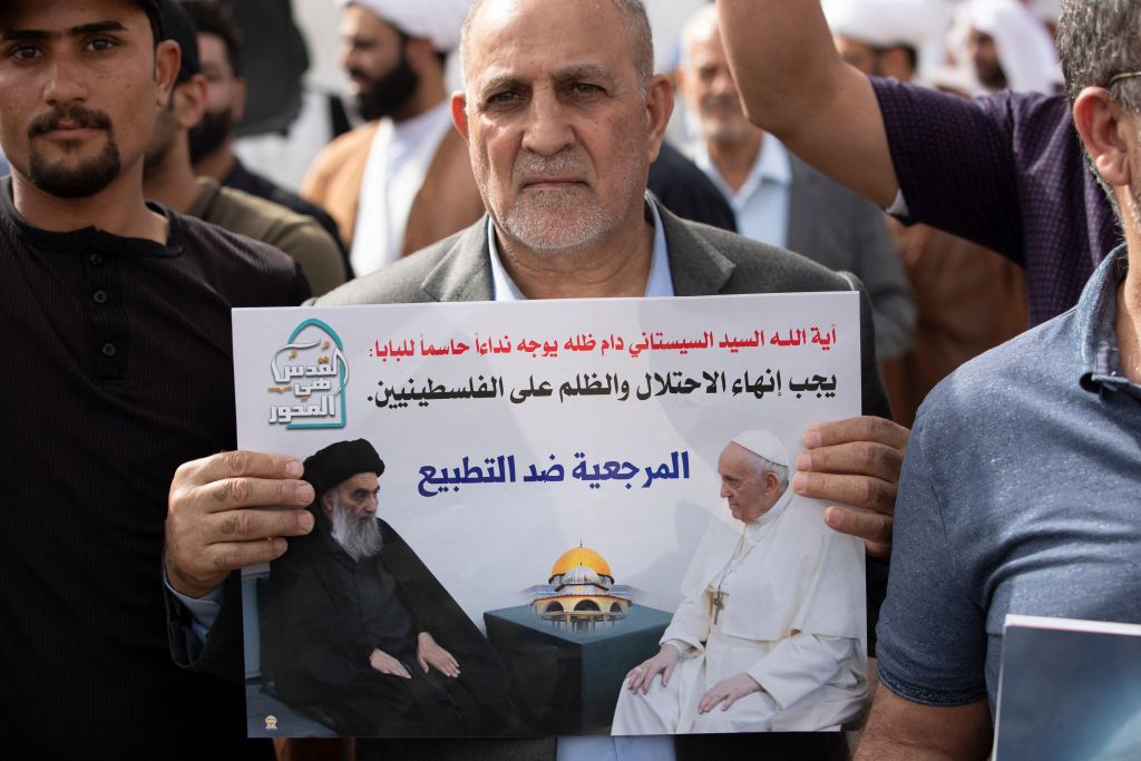 مسيرة رافضة للتطبيع في البصرة جنوب العراق (HUSSEIN FALEH/Getty)