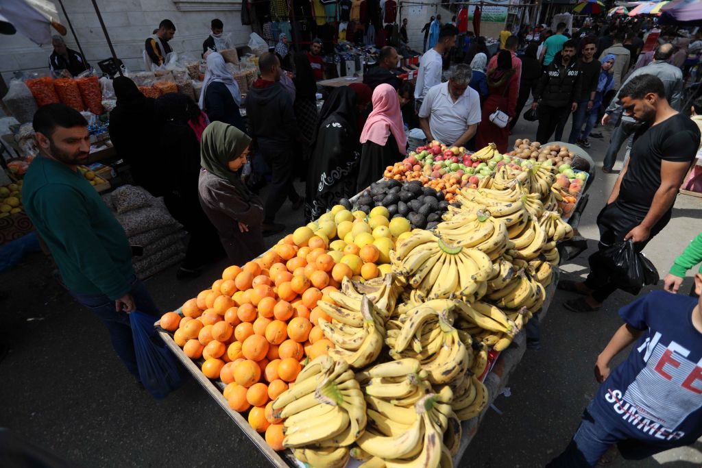 بسطة لبيع الفواكه في مدينة غزة - Ashraf Amra/Getty