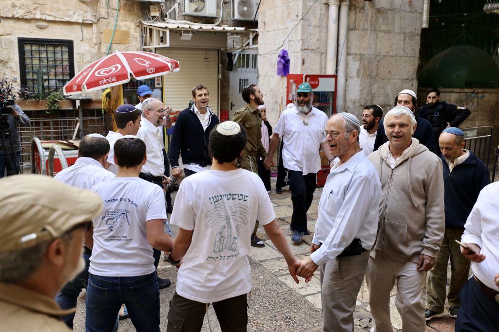 مستوطنون يؤدون رقصات تلمودية في البلدة القديمة بالقدس Mostafa Alkharouf/Getty