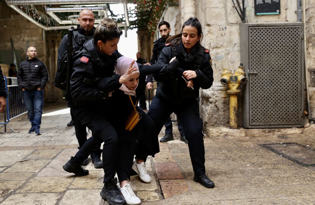 اعتقال إحدى المرابطات وإخراجها من باحات الأقصى Mostafa Alkharouf/Getty
