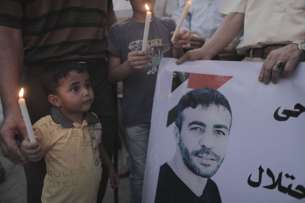 في مسيرة تضامنية مع ناصر أبو حميد في مرضه - getty