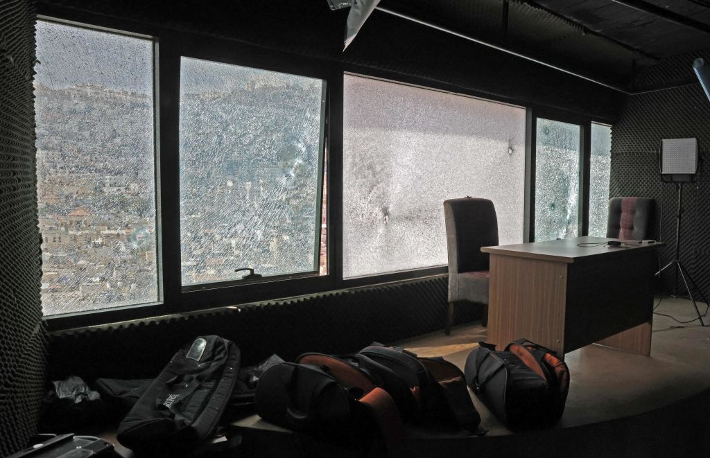آثار طلقات رصاص اخترقت زجاج مقرّ إذاعة حياة المحلية في نابلس (RONALDO SCHEMIDT/ Getty)