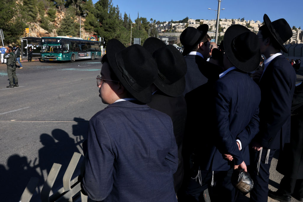 مستوطنون يهود في مكان وقوع عملية القدس - Getty