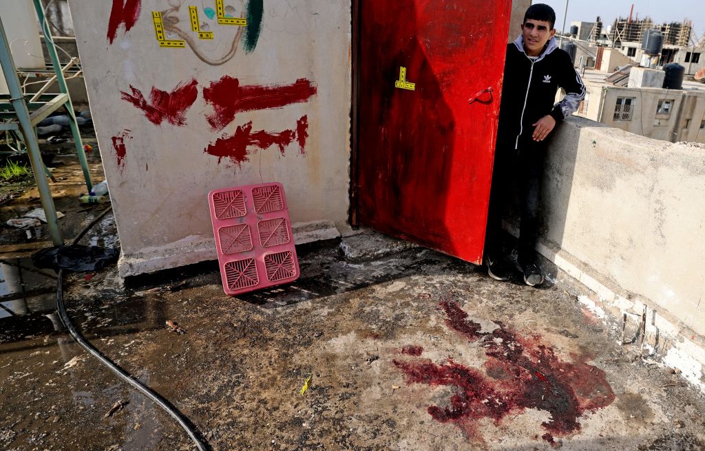 رصاصات على الجدار وفي الباب حيث صعدت الطفلة جنى إلى سطح منزلها لتفقّد قطتها | JAAFAR ASHTIYEH/ Getty
