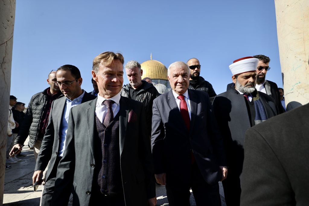 ممثل الاتحاد الأوروبي عن فلسطين سفين كون فون بورغسدورف أثناء جولته في المسجد الأقصى في القدس يوم 18 يناير 2023 (مصطفى الخاروف - Getty Images)