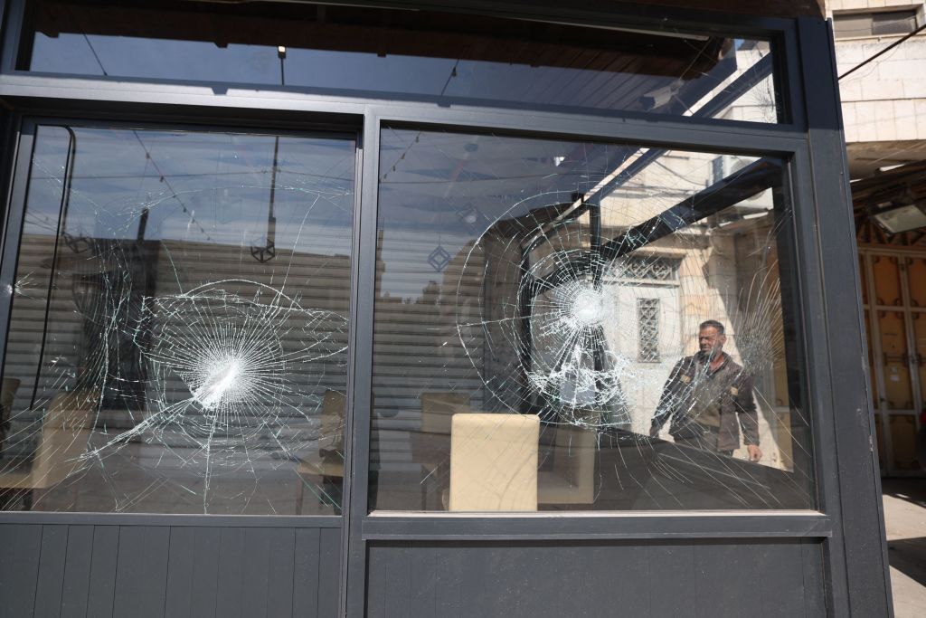 رجل يتفقد مطعمًا متضررًا في أعقاب هجوم شنه مستوطنون على بلدة حوارة الفلسطينية في الضفة الغربية المحتلة في 28 مارس 2023.