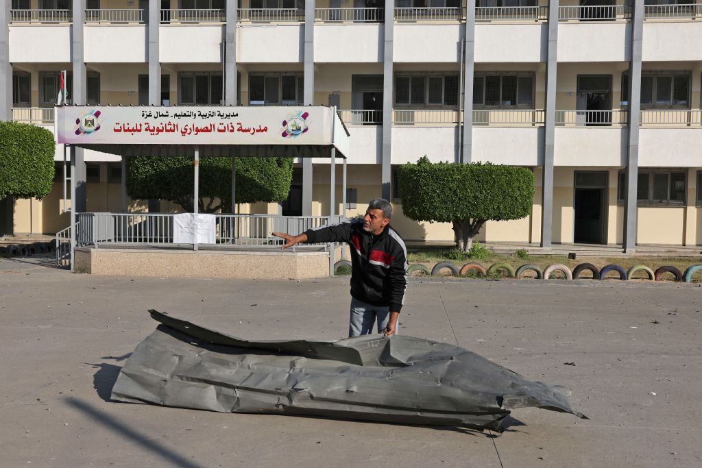 سقوط صاروخ على مدرسة ذات الصواري في غزة