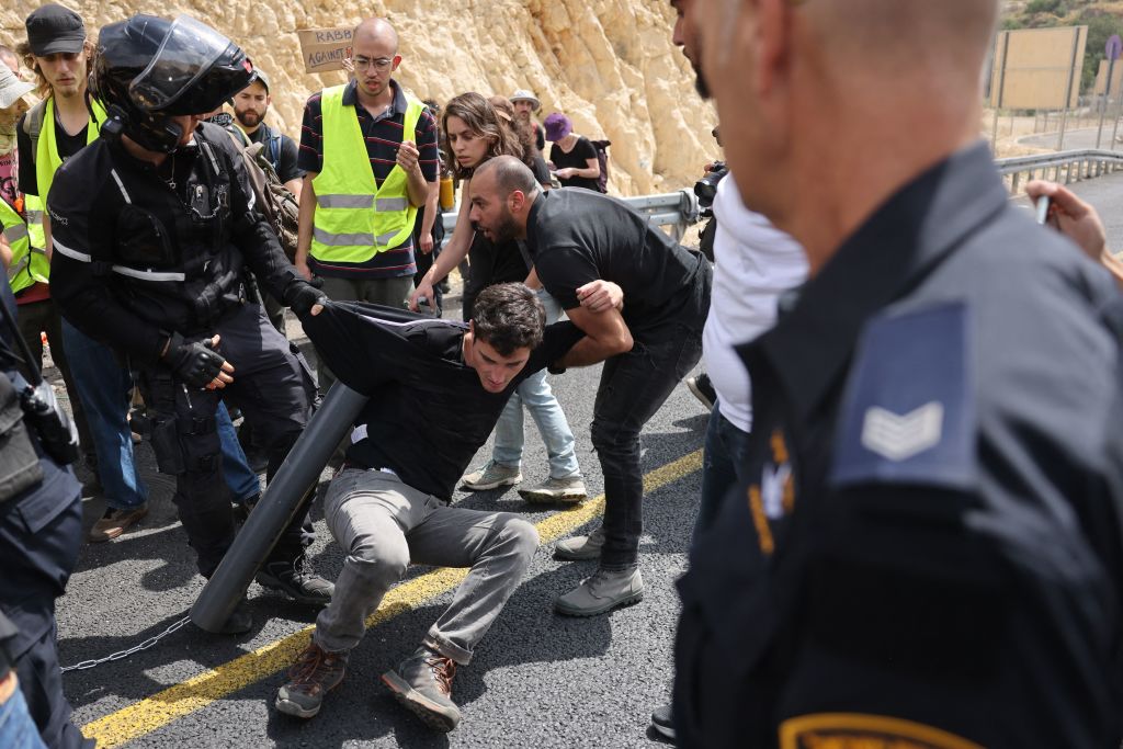 يسار اسرائيلي ونشطاء فلسطينيين قطعوا الطريق للقدس مسيرة الاعلام