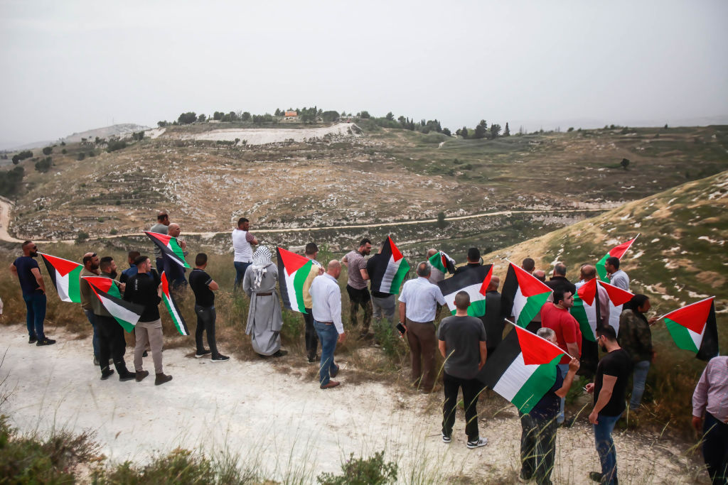 تظاهر فلسطينيون السبت قبالة بؤرة "حومش" رفضًا لعودة المستوطنين إليها – Nasser Ishtayeh/ Getty Images 